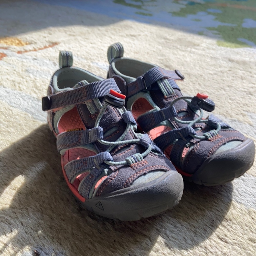 Kids keen sandals.
